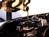 ¿Cada cuánto tiempo debes cambiar el aceite de tu coche?